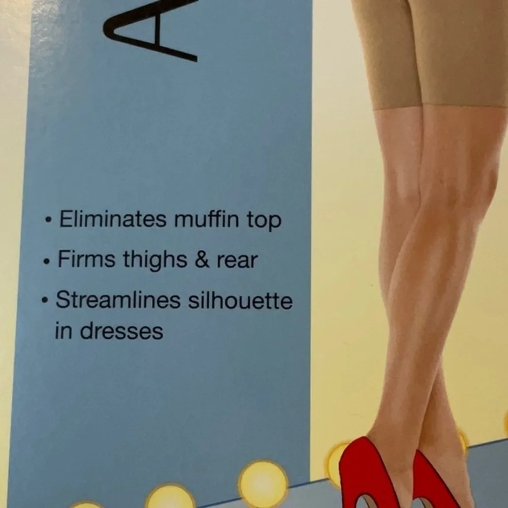 Spanx ASSETS by Sara Blakely Beige Mid-Thigh Shaper. Size 4. Nude. NWT